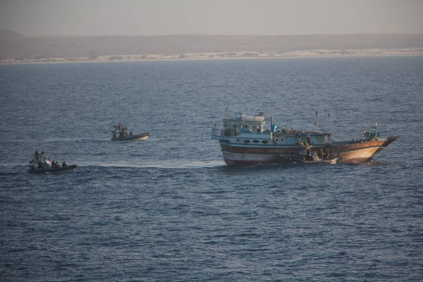 Een boardingteam van Zr.Ms. Evertsen in 3 RHIB's controleert een vissersboot in de Golf van Aden (2014). Een RHIB ligt langszij om aan boord te gaan. De andere 2 RHIB's controleren te omgeving en geven dekking.