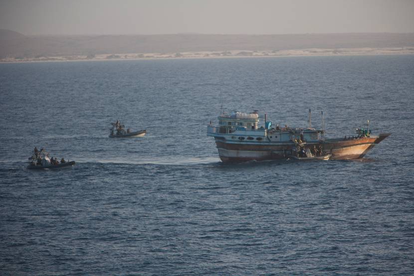 Een boardingteam in 3 RHIB's controleert een vissersboot. Eén RHIB ligt langszij om aan boord te gaan. De andere 2 RHIB's controleren de omgeving en geven dekking.