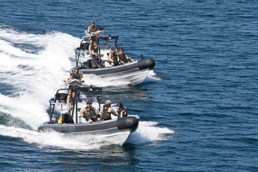 Een boarding team van M-fregat Zr.Ms. Van Speijk in 2 RHIB's tijdens antipiraterijmissie Atalanta. In de achterste RHIB is een boardingladder te zien.