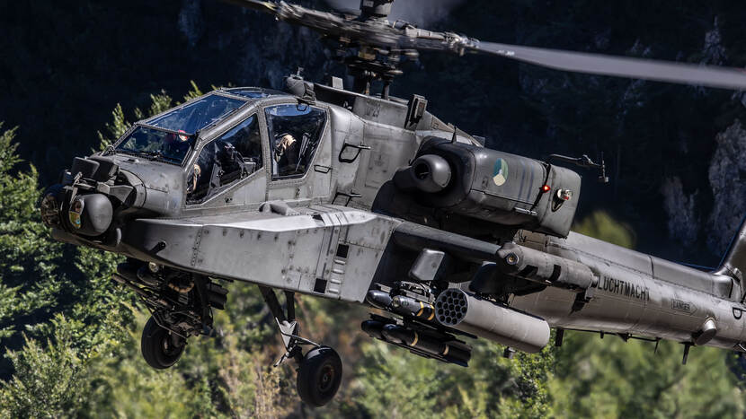 Een Apache-gevechtshelikopter in de lucht.