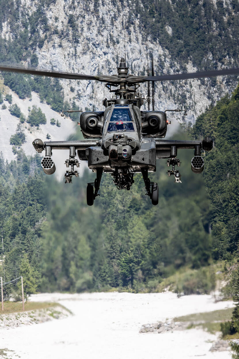 Apache-gevechtshelikopter van de voorkant gefotografeerd.