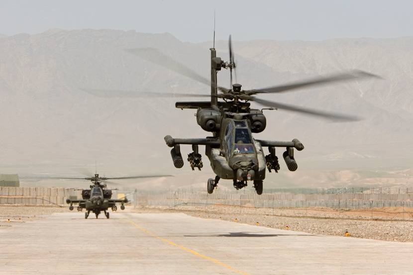 2 Apaches op landingsbaan.
