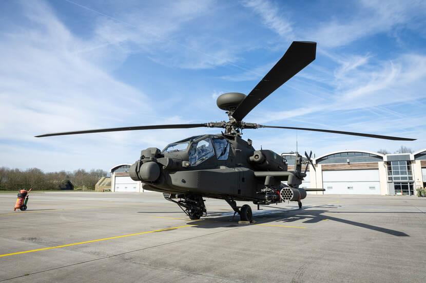 Apache Echo-gevechtshelikopter op een vliegbasis.