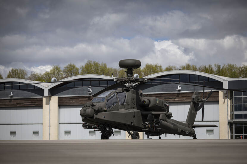 Apache Echo-gevechtshelikopter op een vliegbasis.