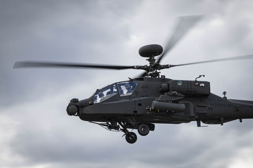 Close-up van een Apache Echo-gevechtshelikopter in de lucht.