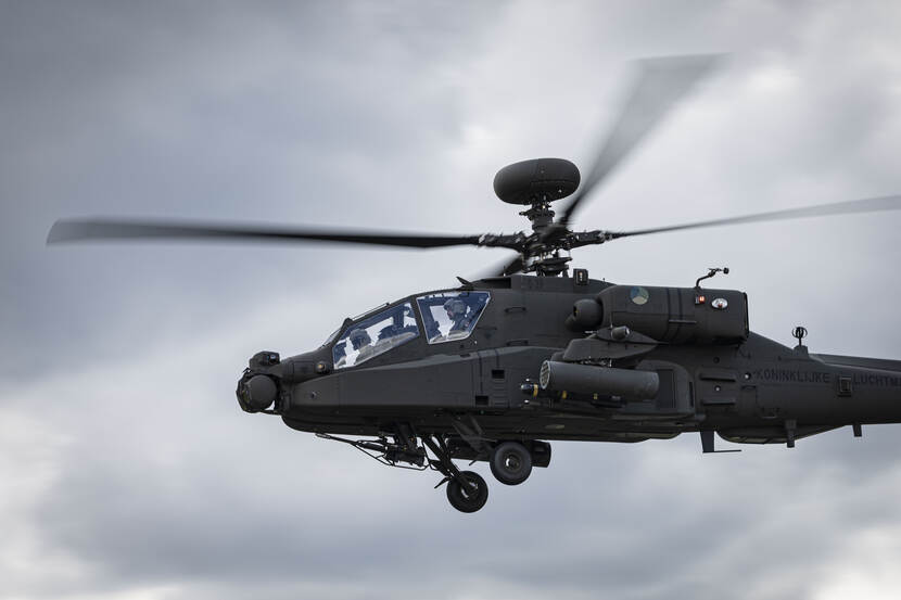 Close-up van een Apache Echo-gevechtshelikopter in de lucht.