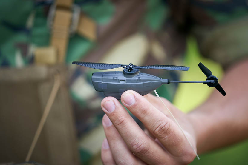 De PD-100 Black Hornet is Defensies kleinste onbemande verkenningssysteem. De drone is met een lengte van 10 centimeter niet groter dan een uit de kluiten gewassen horzel (hornet).