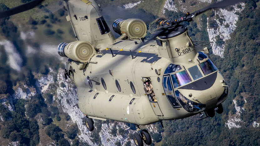 Chinook vliegend tussen bergen.