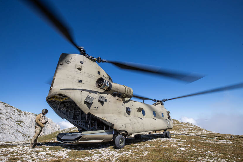 Gelande Chinook in bergen met geopende achterklep.