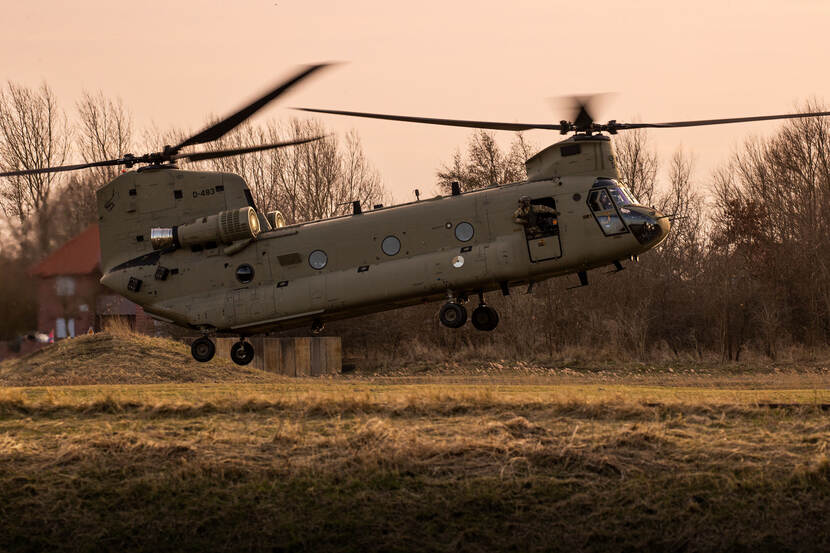 Een Chinook-transporthelikopter gaat landen.