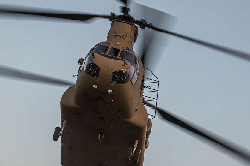 De voorkant van de Chinook-transporthelikopter in de lucht.