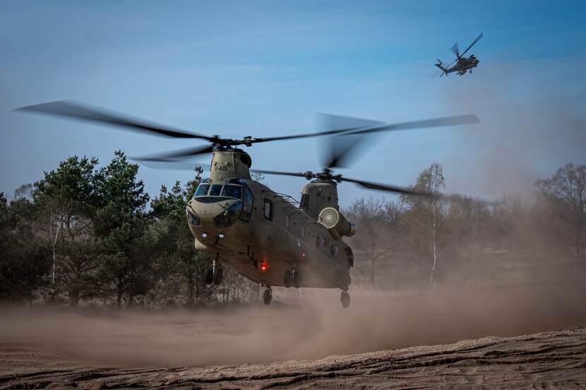 Tijdens het landen maakt de Chinook-transporthelikopter veel stofwolken.