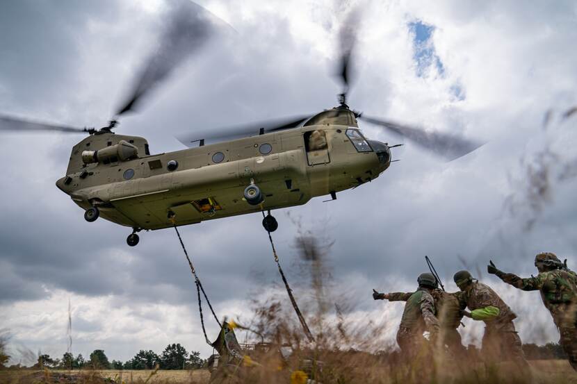 Een Chinook-transporthelikopter klaar om een auto te liften.