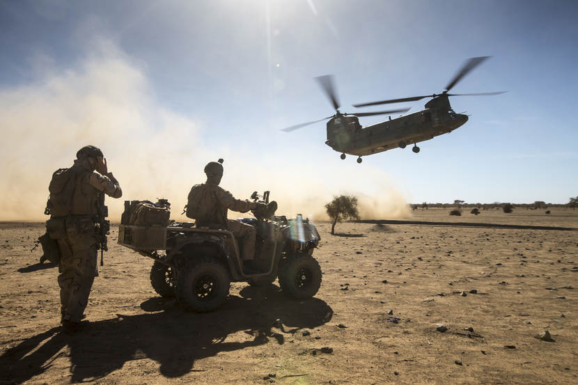 Soldados de uma unidade de reconhecimento com quadriciclo são recolhidos por um Chinook após uma patrulha (Mali, 2017).