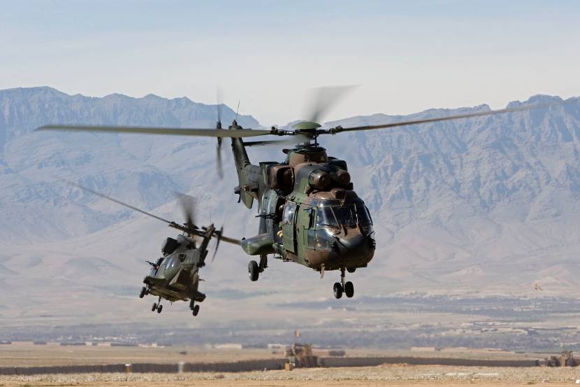 2 Cougar helikopters in bergachtige omgeving