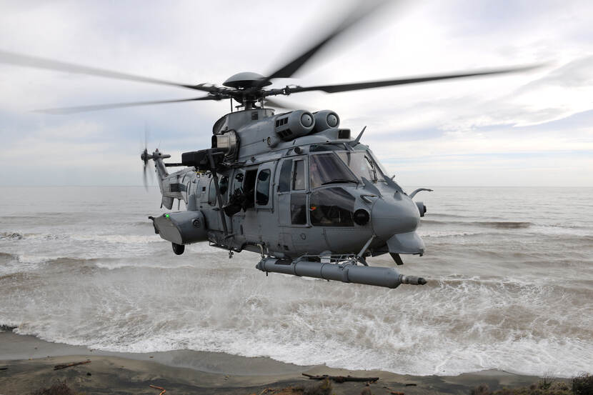 Helikopter van het type H225M Caracal in de lucht