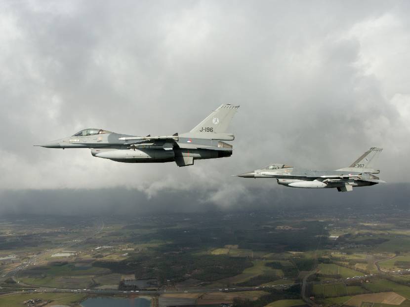 2 F-16's boven groen landschap