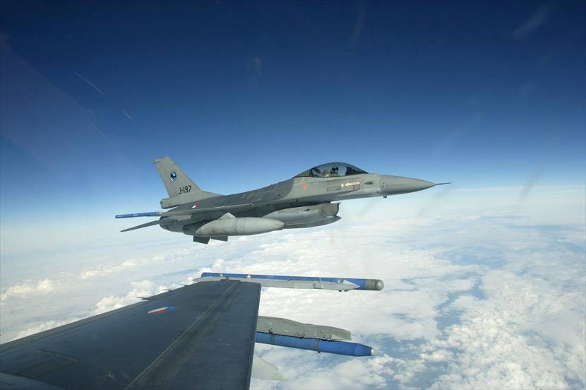 F-16 boven de wolken