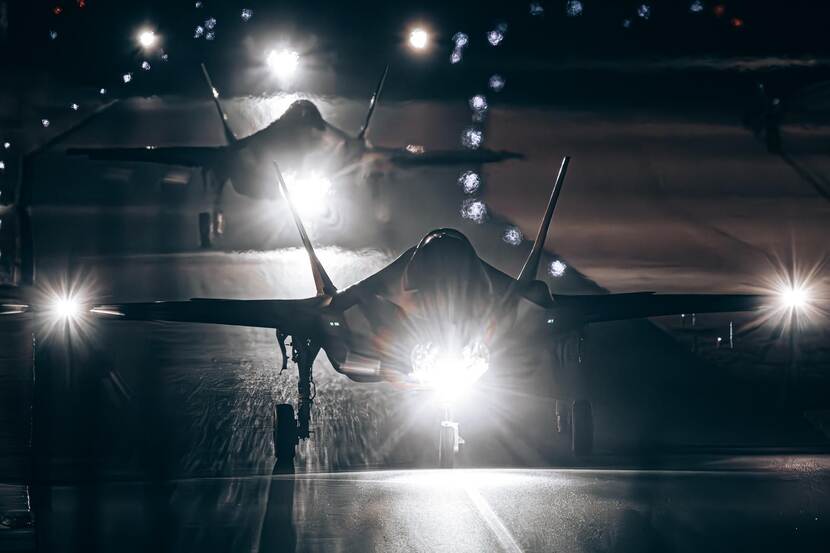 2 gevechtsvliegtuigen in het donker.