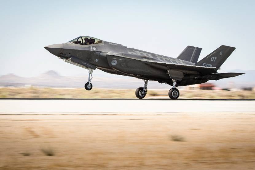 Nederlands F-35-testtoestel stijgt op vanaf startbaan.