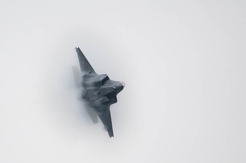 Condenswolk door F-35. In actie tijdens de Luchtmachtdagen 2016 op Vliegbasis Leeuwarden.