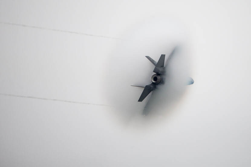 Condenswolk en mistslierten door F-35. In actie tijdens de Luchtmachtdagen 2016 op Vliegbasis Leeuwarden.