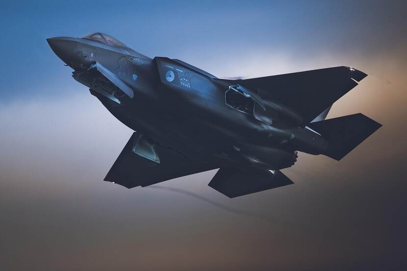 Een F-35 vliegt in de schemering