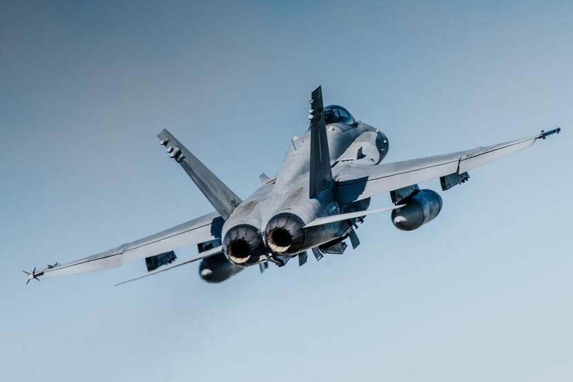 Achterzijde van een F-35 in de lucht.