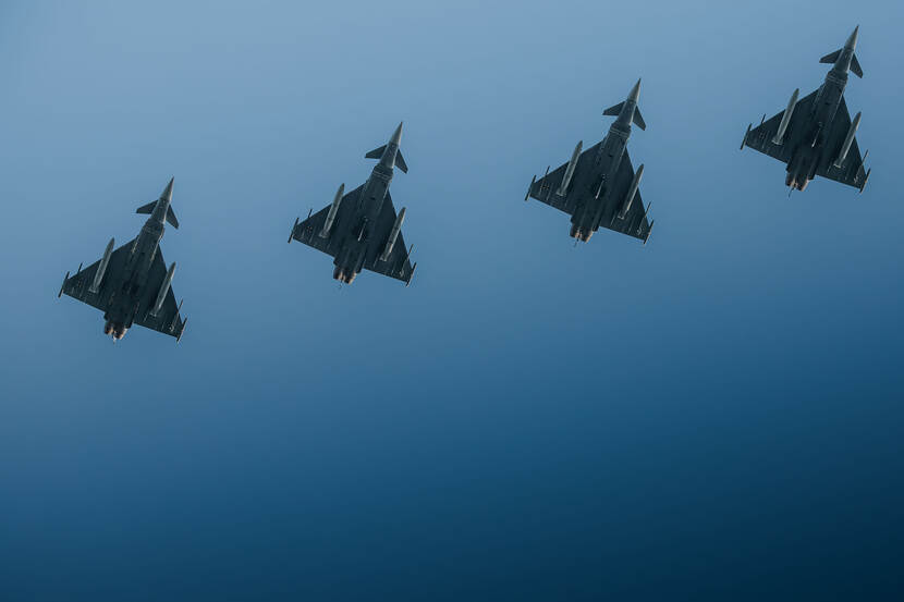 Onderkant van 4 F-35's in de lucht.