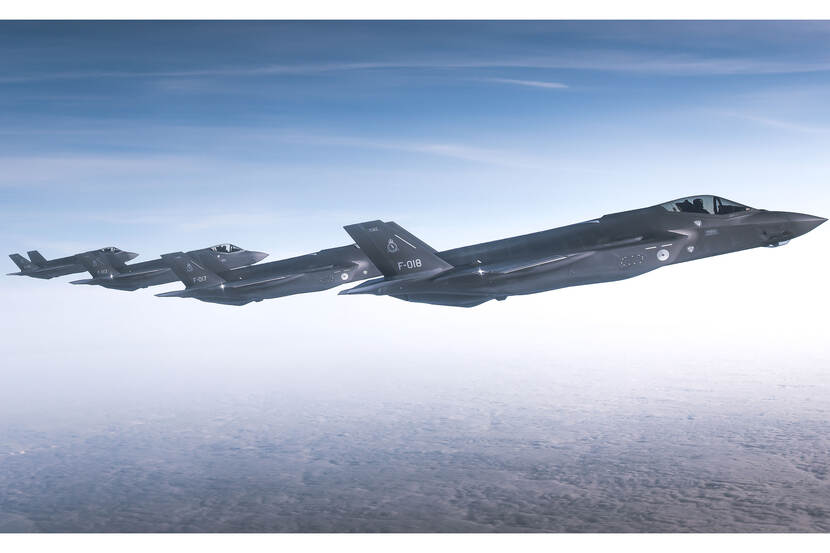 4 F-35's naast elkaar in de lucht.
