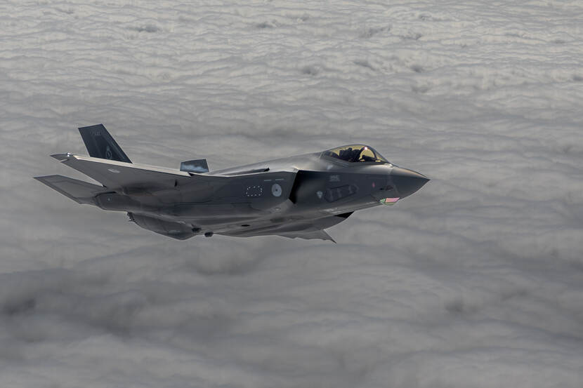 Een F-35 vliegend boven de wolken.