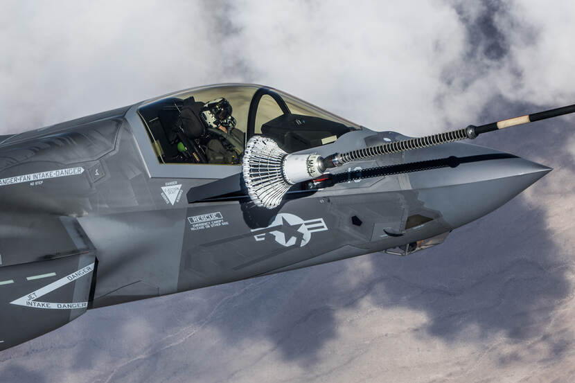 Zijaanzicht van een Amerikaanse F-35B in de lucht.