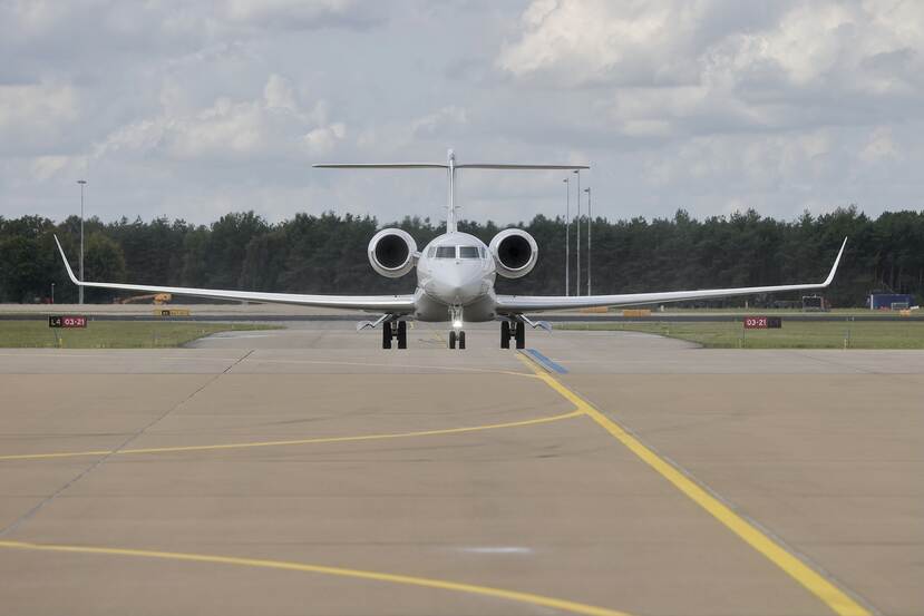 Vooraanzicht van de Gulfstream 650ER op de landingsbaan.