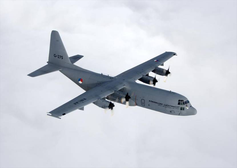 De C-130 Hercules in de lucht.
