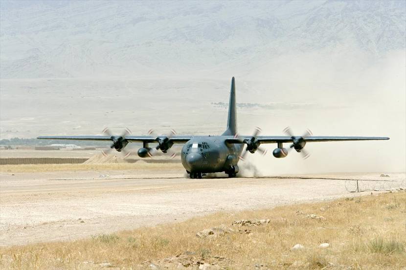 C-130 Hercules vrachtvliegtuig landt.