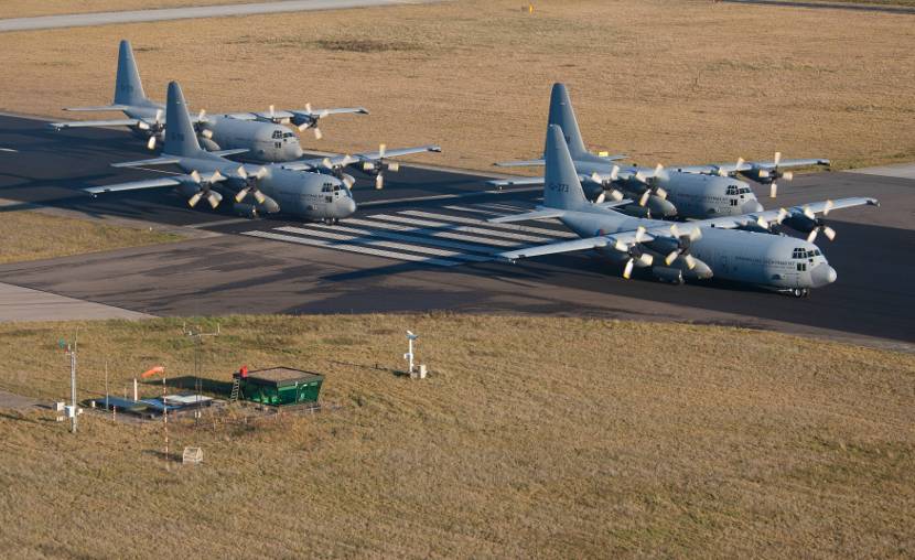 A frota completa de Hércules da Real Força Aérea Holandesa na Base Aérea de Eindhoven.