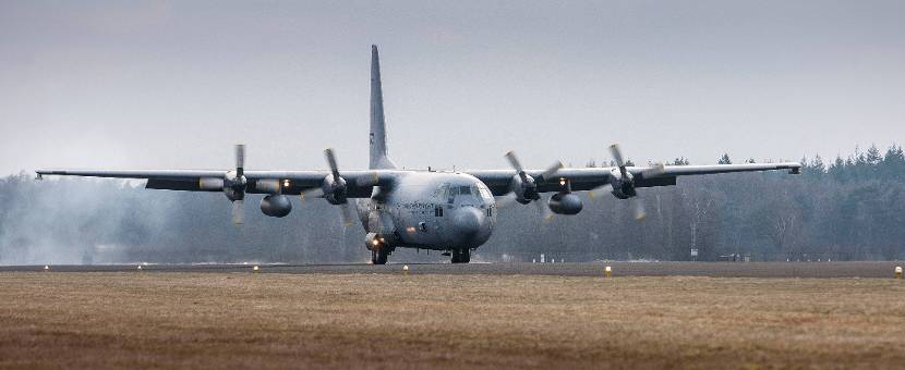 Een C-130 Hercules landt op voormalig Vliegbasis Twente tijdens oefening Cerberus Guard, maart 2013.