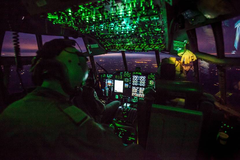 De crew van een C-130 Hercules oefent nachtvliegen met nightvision goggles.