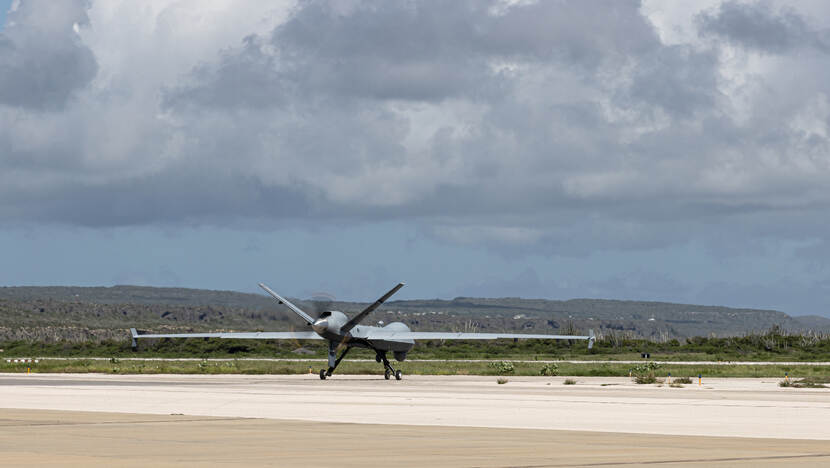 Een Reaper op een start/landingsbaan van een luchthaven.