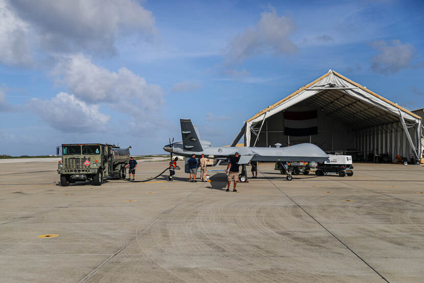 Een MQ-9 Reaper voor een hangaar.