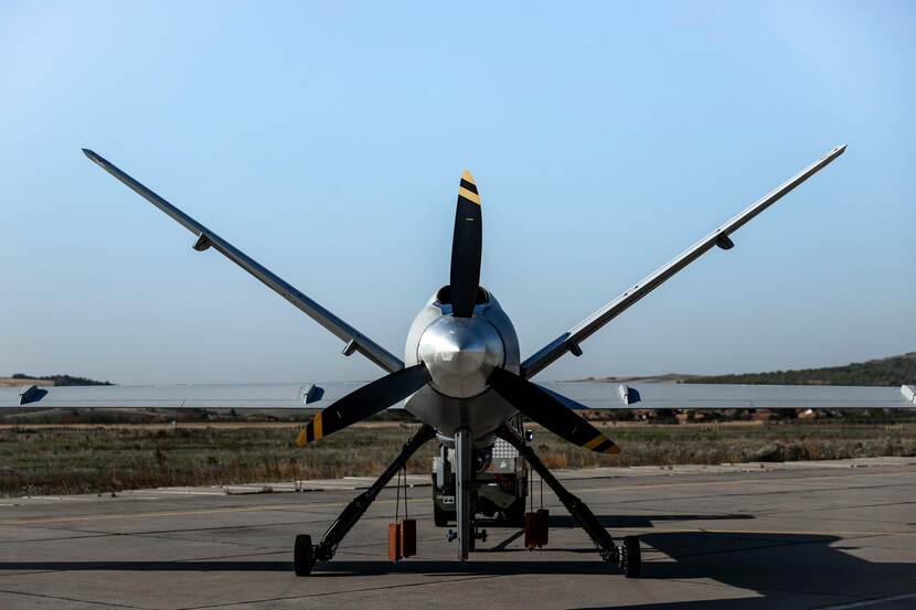 Vooraanzicht MQ-9 Reaper op een landingsbaan.