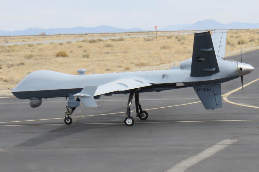 De eerste Nederlandse MQ-9 Reaper die aan de eisen voldoet bij de acceptatievlucht vanaf het vliegveld van fabrikant General Atomics Aeronautical Systems in het Amerikaanse Poway in Californie.