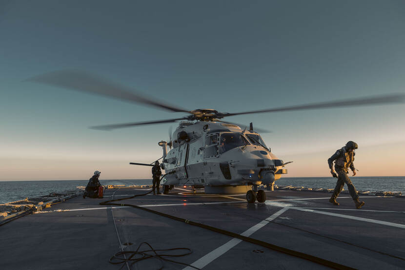 Helikopter op een platform van een schip.