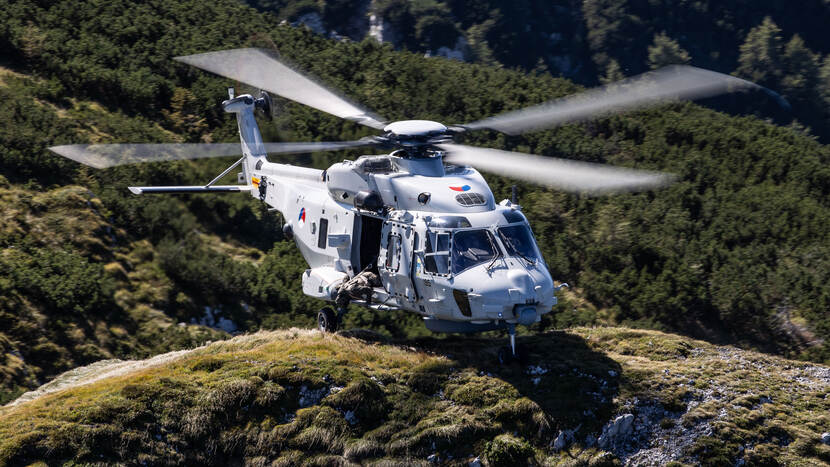 Helikopter op een bergtop.