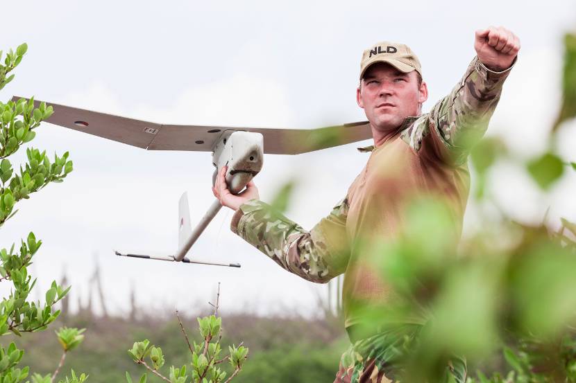 Een landmachtmilitair op Curaçao lanceert een Raven voor een verkenningsvlucht, 2015.