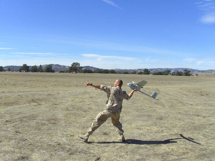Militair lanceert een Raven mini-UAV.