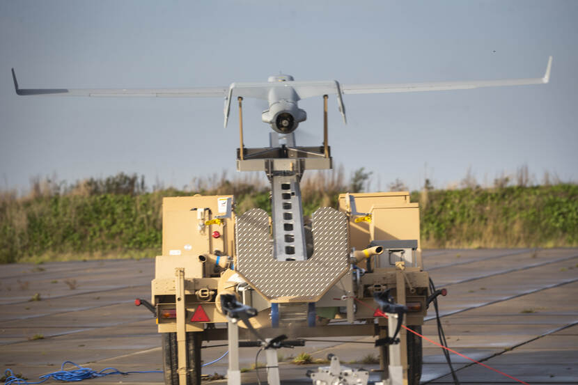 Het onbemande toestel dat bij het X-300 Integrator onbemand verkenningssysteem hoort, ligt klaar voor lancering.