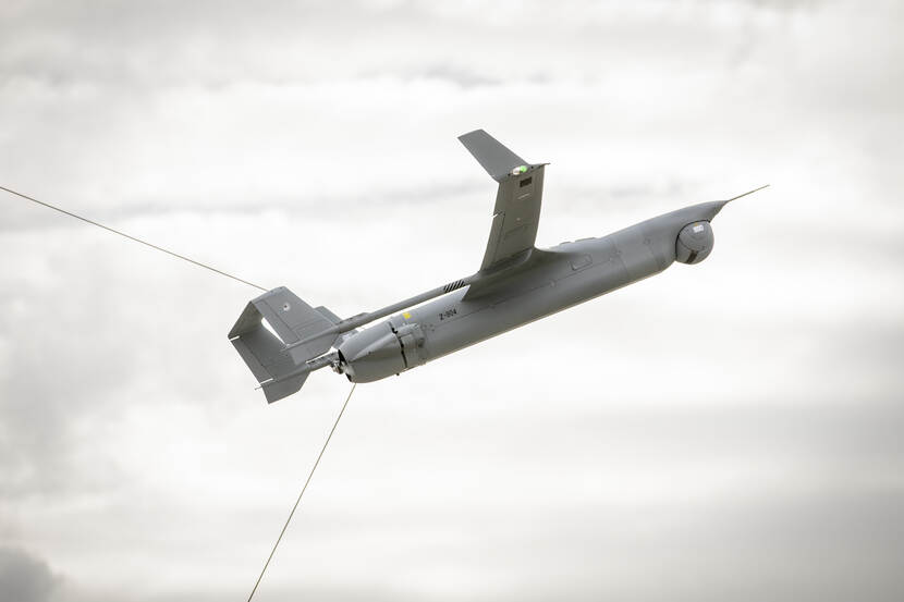 Het onbemande toestel dat bij het X-300 Integrator onbemand verkenningssysteem hoort, wordt met behulp van de opvanginstallatie uit de lucht gehaald.