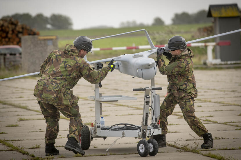 Militairen in de weer met het onbemande toestel dat bij het X-300 Integrator onbemand verkenningssysteem hoort.