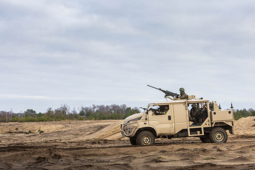 Zijaanzicht Anaconda-terreinwagen op de Leusderheide.